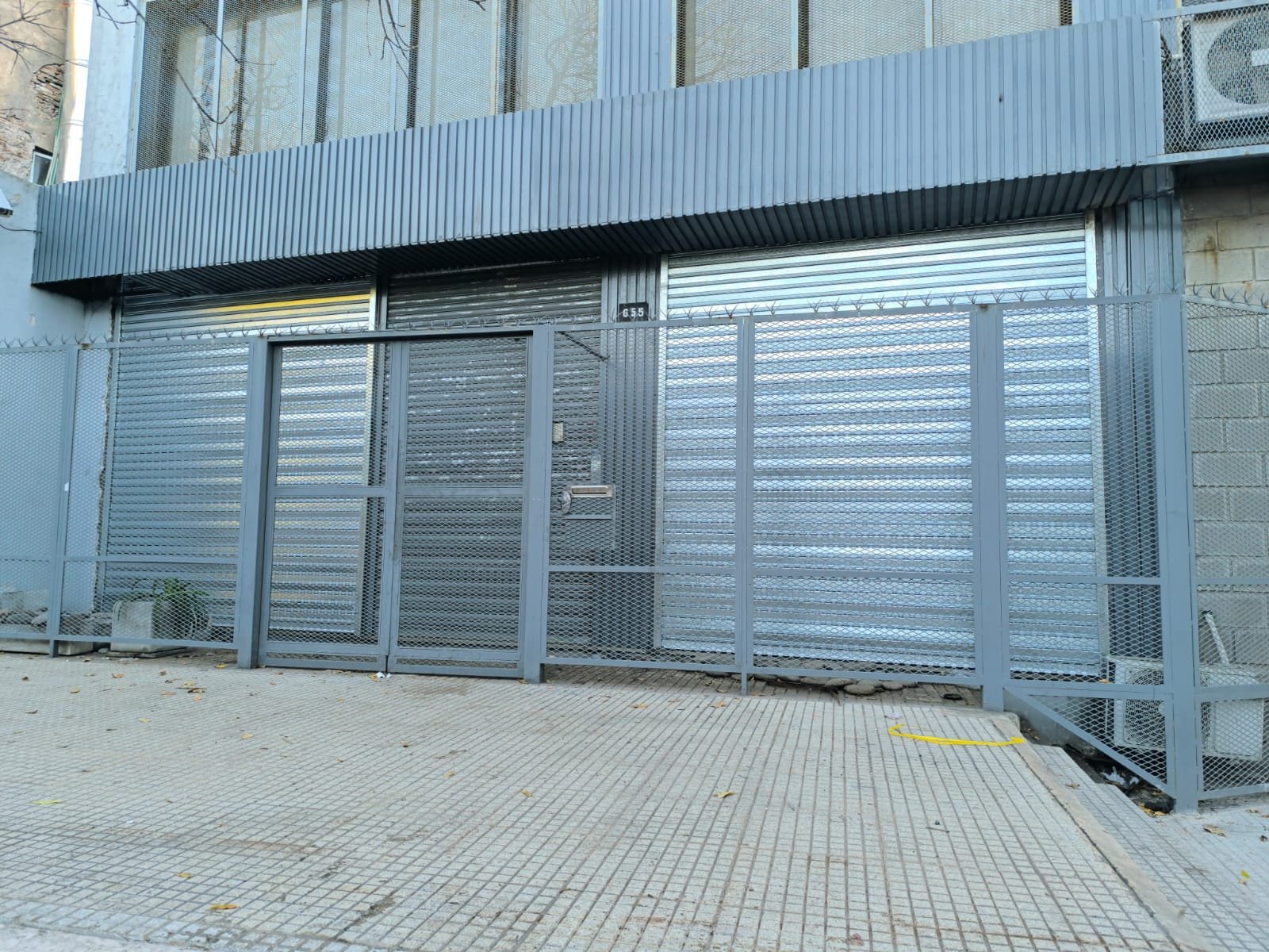 Fachada con cortina metálica